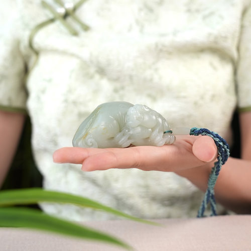 玉友和田玉貔貅手把件男款洒金皮籽料青白回头皮休仿古瑞兽把玩件 - 图2