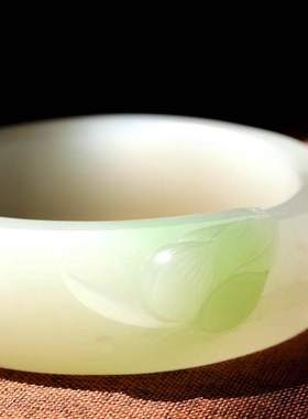 翠荷清雅脱俗保证收藏品新疆和田玉翠青手镯无比独特