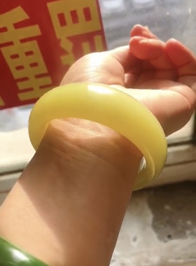 天然和田玉暴油黄手镯，非常少见。