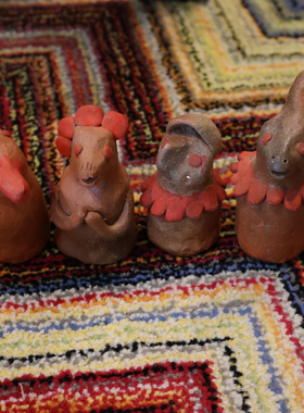 老挝旅行带回孤品村庄女人手捏陶土可爱动物红色摆件