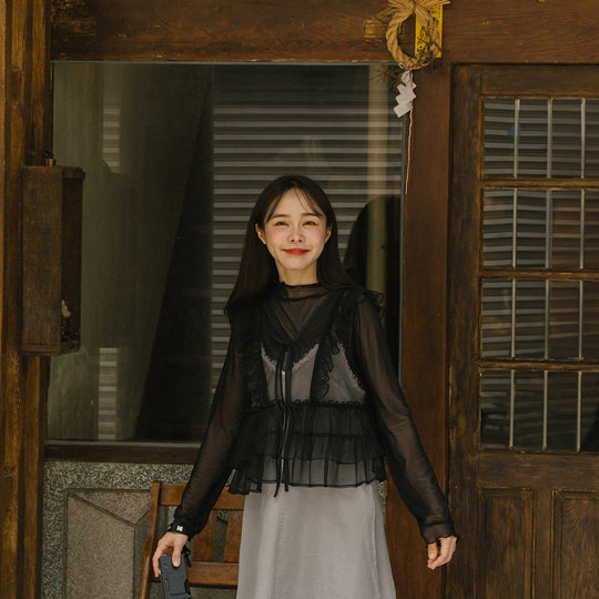 QUEENSHOP 2025秋冬新品女装饱和色系木耳边透肤长袖上衣01099100