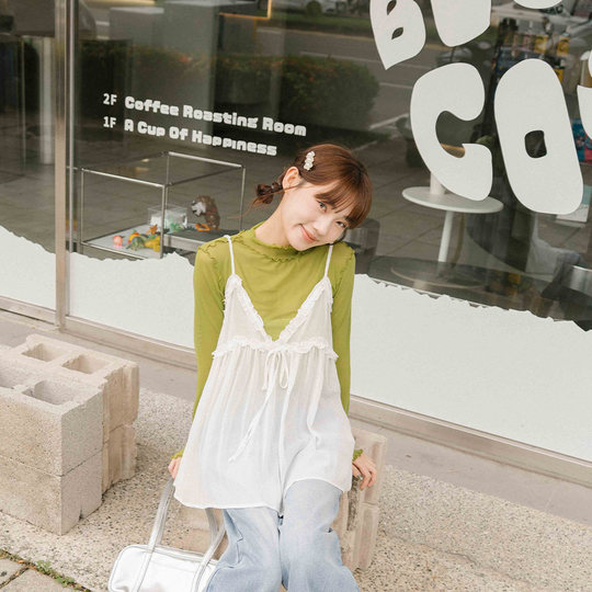 QUEENSHOP 2025秋冬新品女装饱和色系木耳边透肤长袖上衣01099100