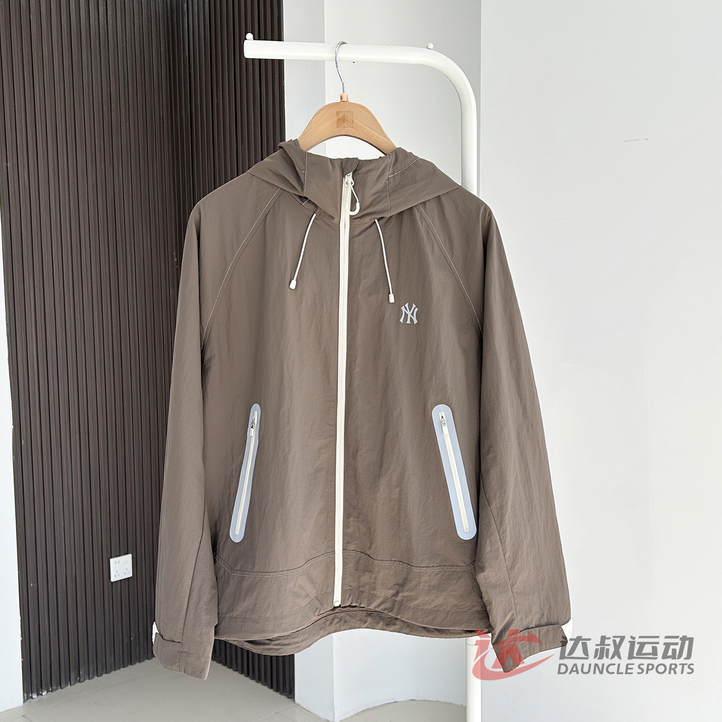 25新款MLB情侣冲锋衣外套男女NY明线连帽休闲运动夹克3AWJB0454 - 图1