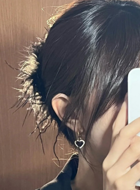 黑色毛绒抓夹女小众设计鲨鱼夹女