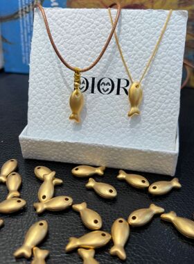 18k金小鱼吊坠项链女简约ins风俏皮甜美锁骨链送闺蜜礼物小金鱼