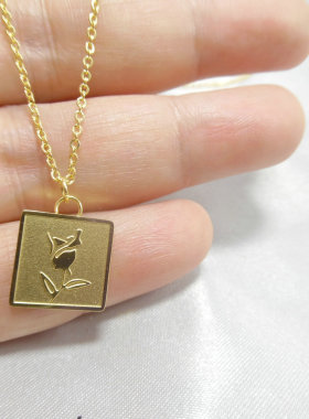 皇后钛钢金色方块硬币项链