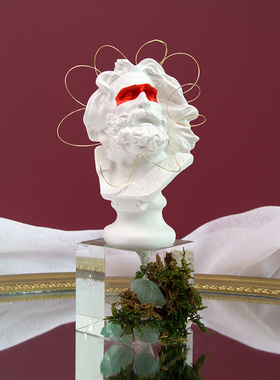 蒙眼金属红球树脂小雕塑