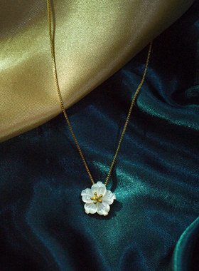 轻奢小众白色贝壳花卉吊坠项链
