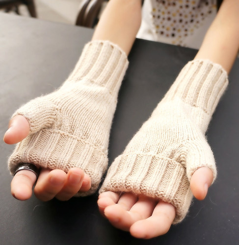 男女冬季纯色羊毛手套游戏加厚保暖护腕套露指半指半截玩手机学生 - 图2