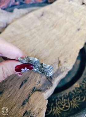 清代老银双狮滚绣球花片帽花压襟孤品！厚胎！比较少见的款式！