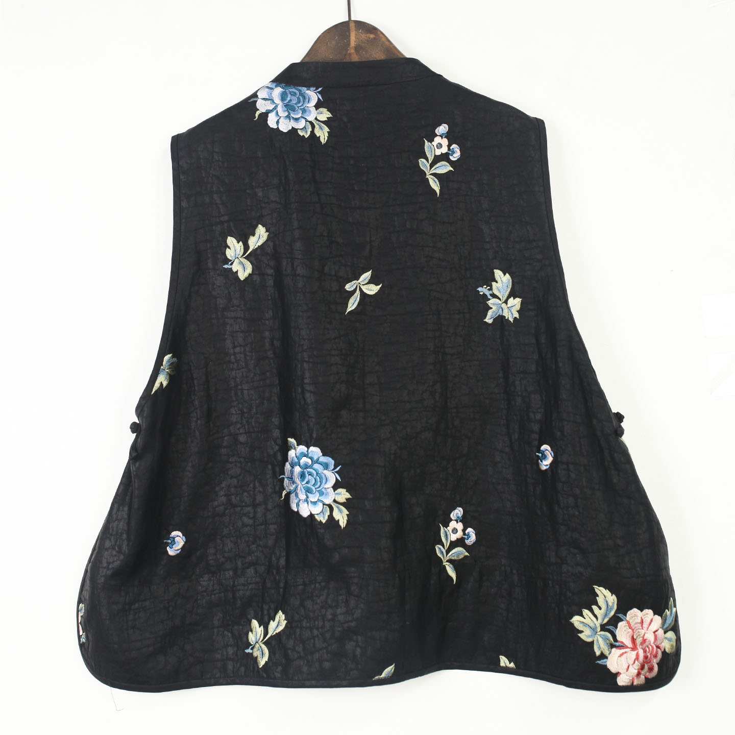 60416 Heni original design 2026 new style 100% mulberry silk turtle satin straight placket buckle women's vest