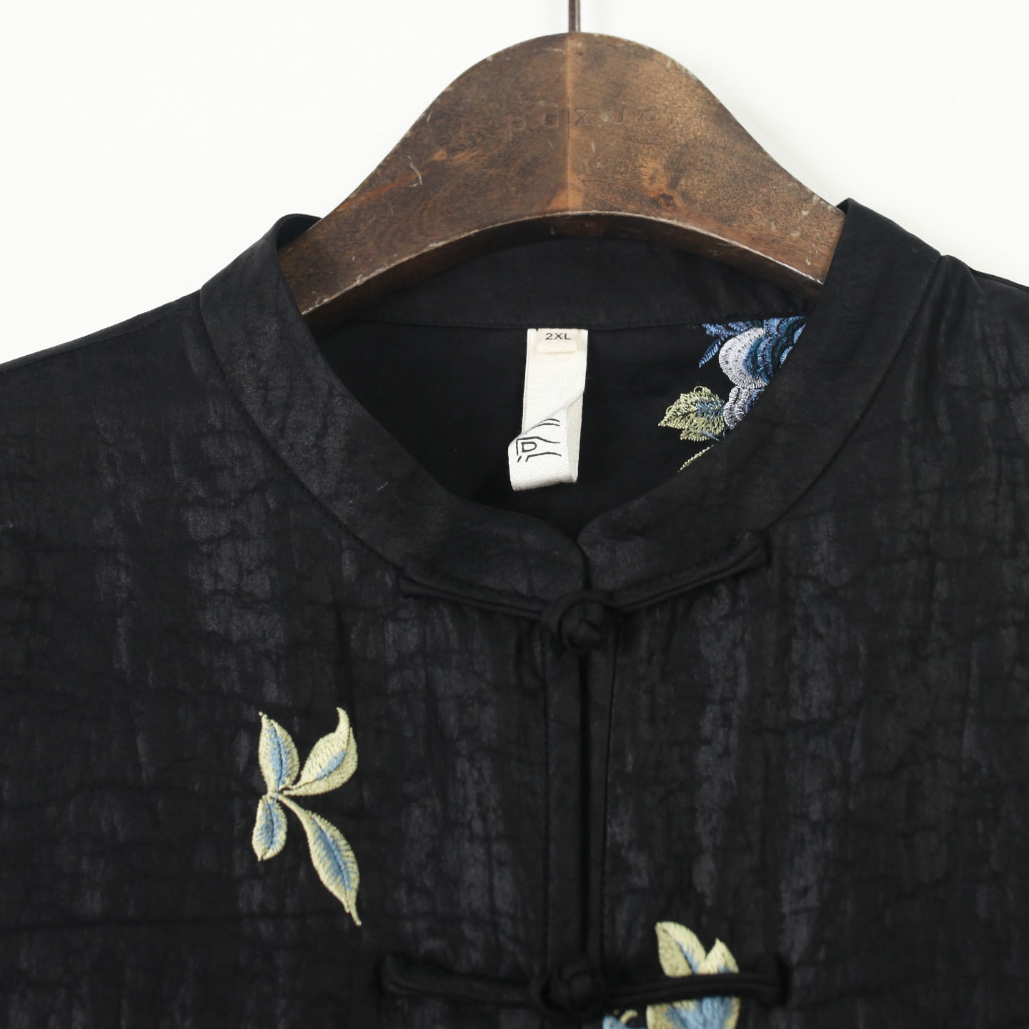 60416 Heni original design 2026 new style 100% mulberry silk turtle satin straight placket buckle women's vest