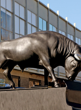 户外动物铸铜雕塑仿铜牛耕地农耕耕牛文化玻璃钢民风民俗景观摆件