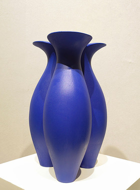 热销花瓶摆件蓝色树脂三脚现代简约创意设计样板房客厅插花家居饰