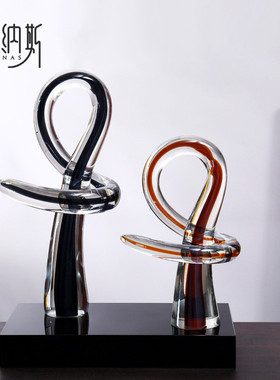热销玄关创意轻奢抽象牵手玻璃摆件客厅电视柜现代茶几桌面设计师