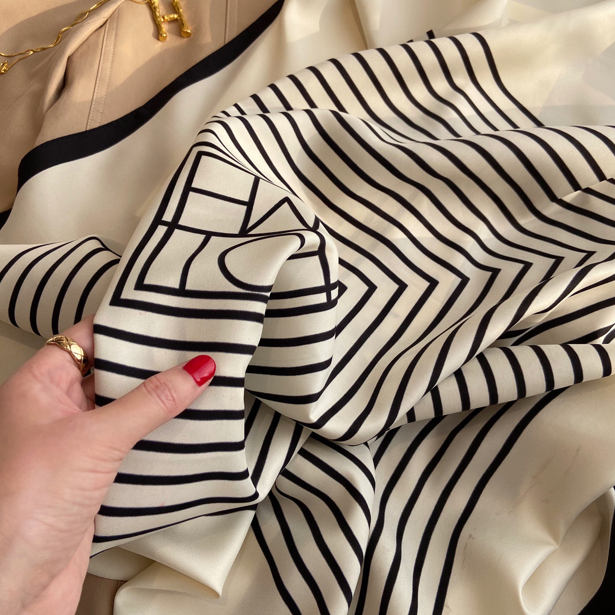 小溜韩国黑白条纹气质简约百搭仿真丝斜纹绸丝巾90cm方巾披肩围巾,淘宝优惠券,粉丝福利购,淘宝优惠卷