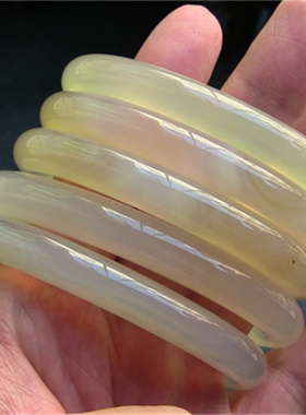 天然巴西玛瑙手镯雪梨色玉髓