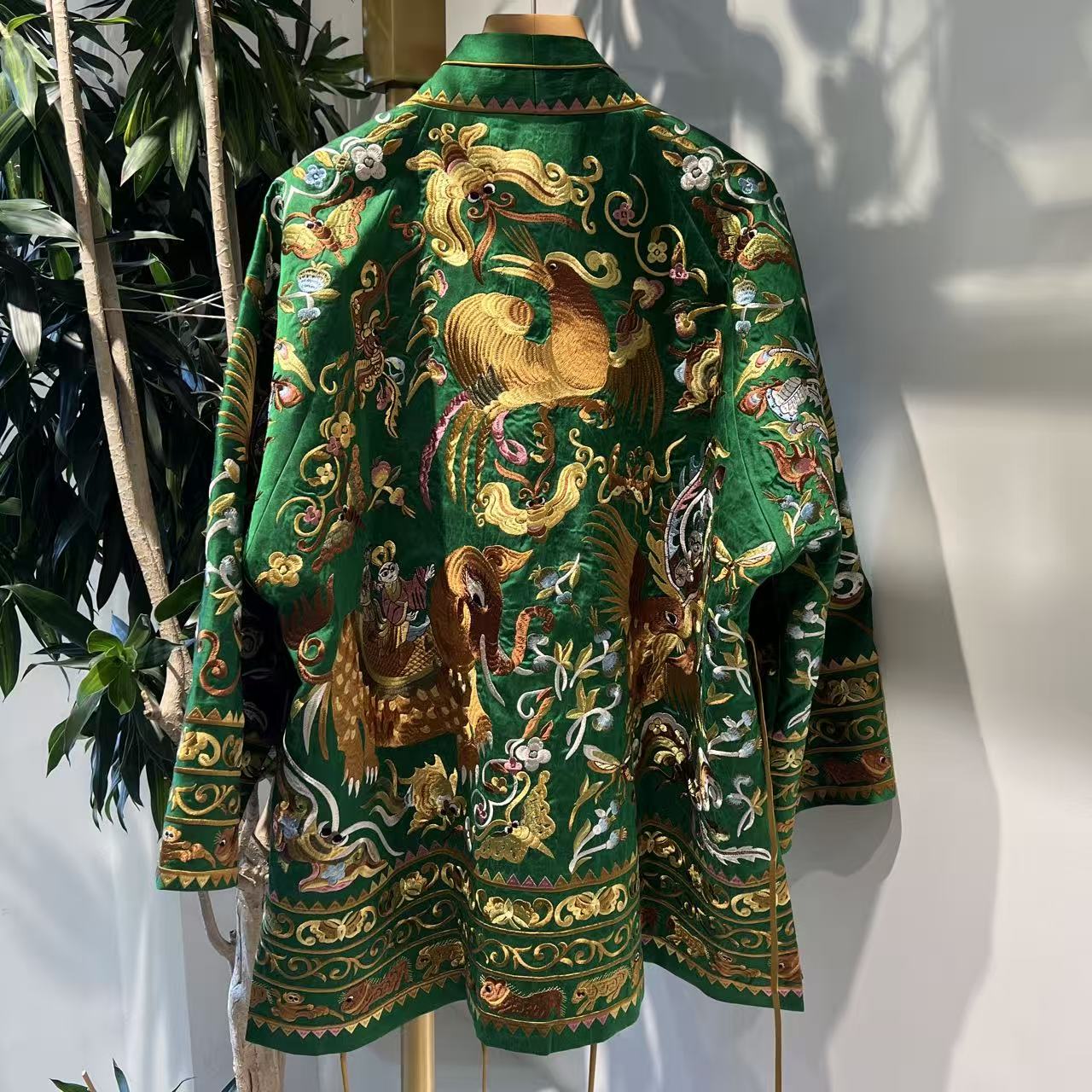 2025秋季新款新中式国风手工刺绣瑞兽V领盘扣短袖香云纱大外套 - 图1