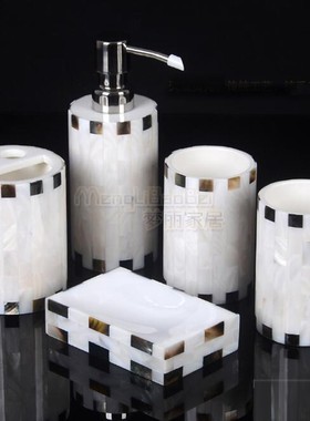 轻奢风卫生间浴室瓶子