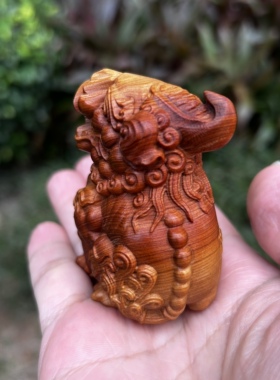 天然崖柏实木雕刻神兽谛听拱财兽创意文玩手把件吉祥招财桌面摆件