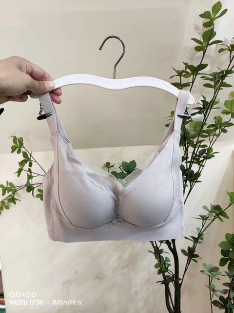 Comfortable and thin slip-on cup simple and sexy breast-retracting anti- sagging underwear B cup wire-free push-up bra 3370