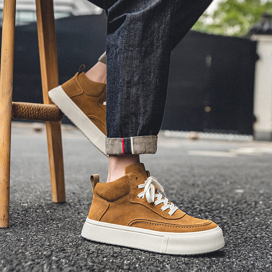 Lässige Mid-Top-Sneakers aus echtem Leder mit trendigen Martin-Stiefeln