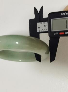 佘太翠豆绿玉石手镯饰品