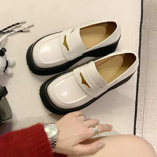 小个子漆皮女鞋增高厚底休闲鞋真皮单鞋四季学院风松糕跟乐福鞋潮 - 图0