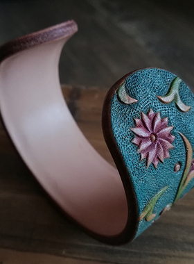 礼品牛皮雕花彩绘古典手环
