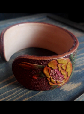 礼品牛皮雕花彩绘手环