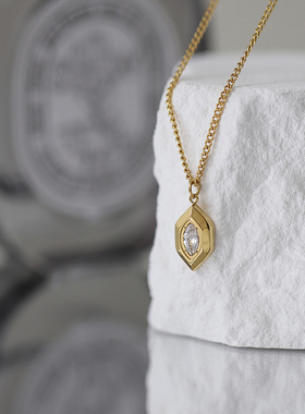GGW 小众INS风橄榄形镶钻六角钛钢项链白钻几何金属锁骨链短链
