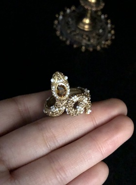蛇形戒指轻奢满钻珍珠镶嵌复古铜材质做旧金高级设计创意时尚指环
