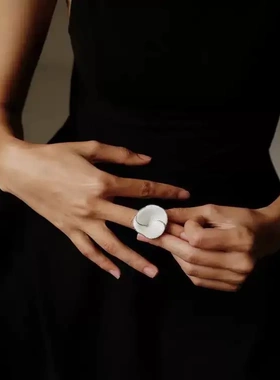 夏新虎刺梅白珐琅戒指轻奢小众设计高级感气质百搭开口可调节指环