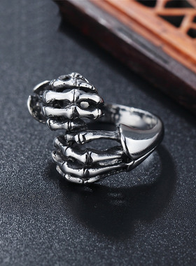 时尚钛钢男款戒指 欧美复古个性双手拥抱骷髅钛钢戒指潮男指环