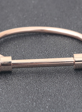 时尚风马蹄形钛钢手环