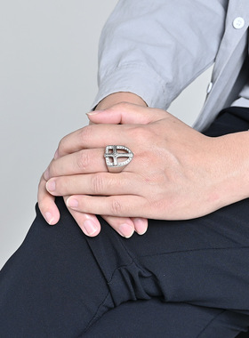 时尚钛钢戒指欧美镂空镶钻盾牌十字架钛钢戒指十字架钛钢戒指指环