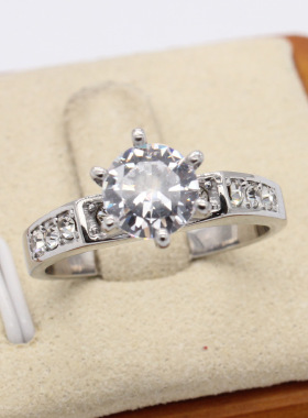 时尚钛钢镶钻戒指简约女士六爪钻戒婚礼新娘结婚戒指钛钢戒指指环