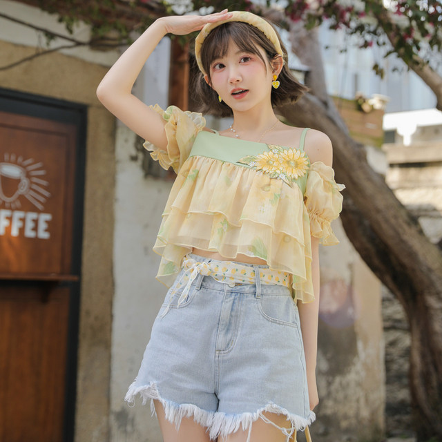 ເສື້ອຢືດ chiffon ແບບບ່າໜຶ່ງບ່າຕົ້ນສະບັບເດີມຂອງ Mori Girl Tribe ອອກແບບ niche suspender top ສຳລັບແມ່ຍິງ 2026 ລະດູຮ້ອນໃໝ່