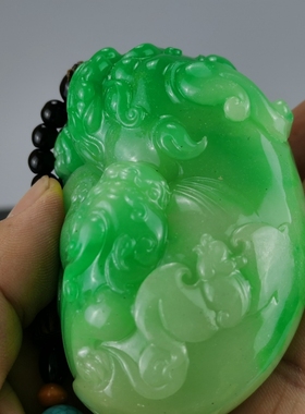 玉石山水人物貔貅手把件