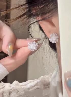 轻奢白色冰透水晶冰花耳钉