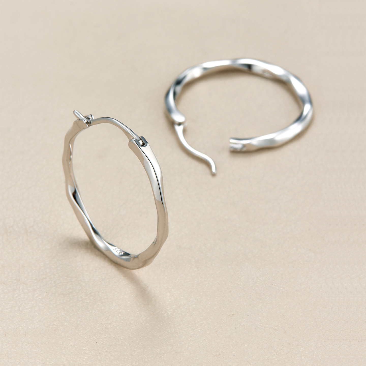 AHCHOO  静奢通勤S925纯银扭曲光面感素圈耳环小众乌比斯圆耳扣女,淘宝优惠券,粉丝福利购,淘宝优惠卷