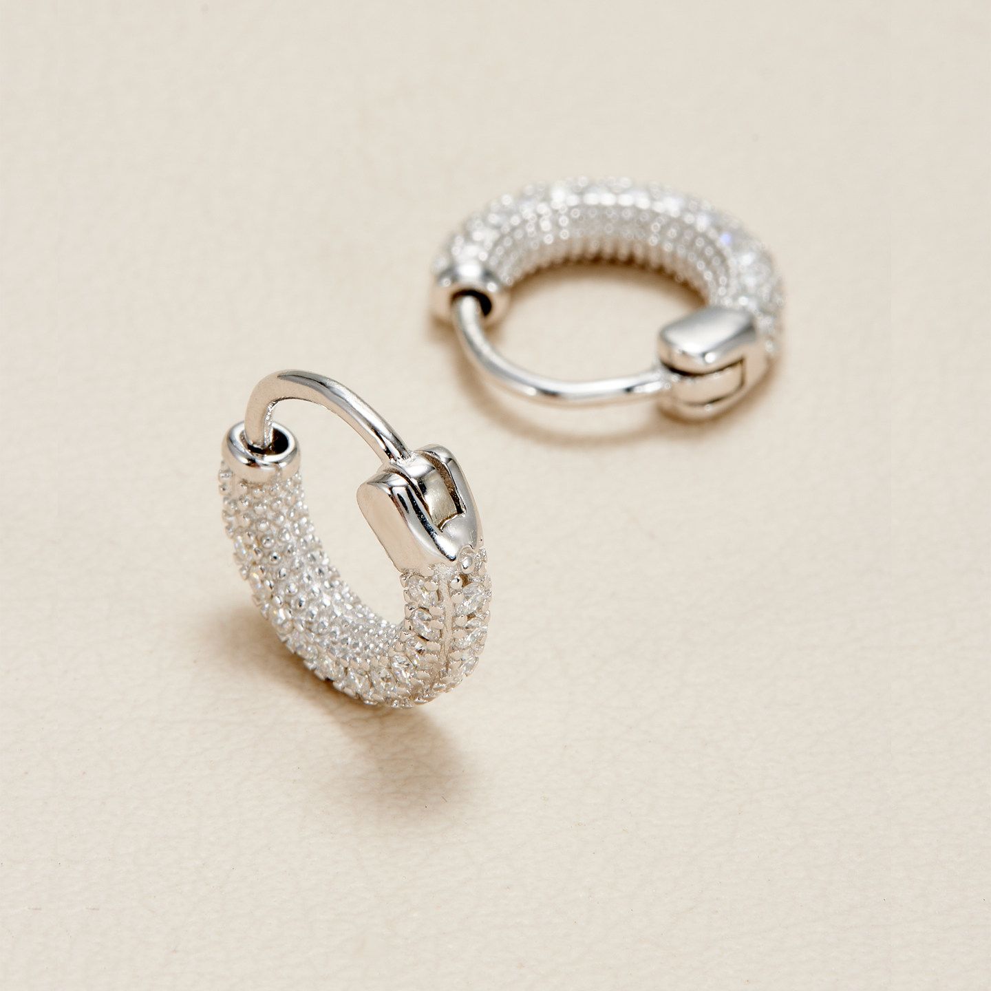 AHCHOO 精工超S 静奢通勤满钻莫桑石小耳扣简约设计S925银耳环女,淘宝优惠券,粉丝福利购,淘宝优惠卷