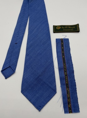 LORO PIANA SUMMERTIME 丝毛麻面料 宝蓝色人字纹手工卷边领带