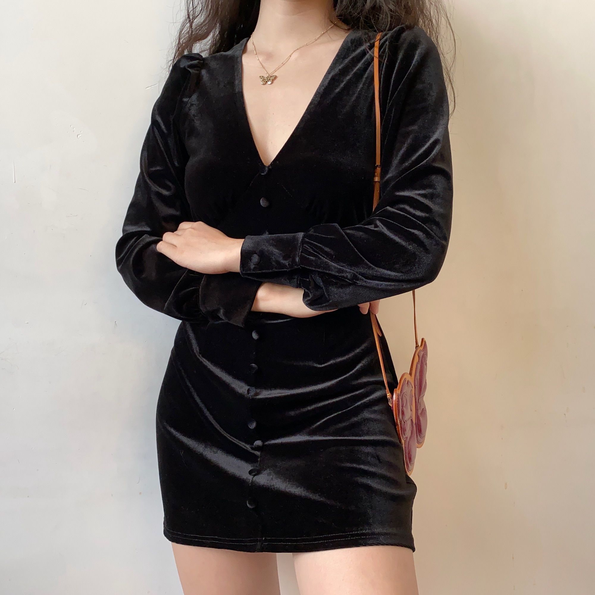 Go Girl Go自制法式复古V领长袖丝绒连衣裙短裙女收腰显瘦小黑裙_虎窝淘