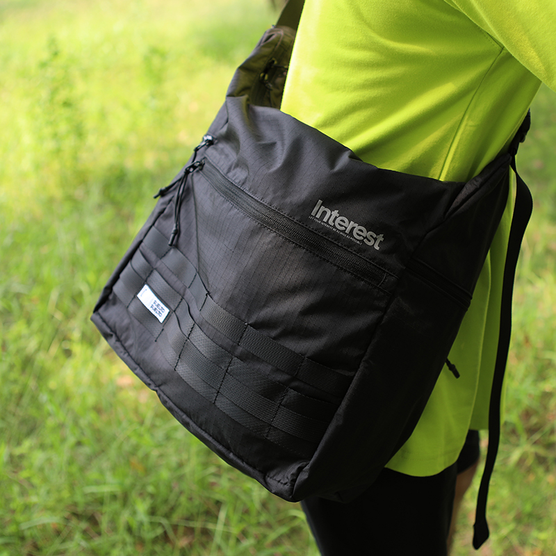 SUELTA街头潮牌斜挎包男女撞色超薄轻便可折叠邮差包死飞防水尼龙 - 图0