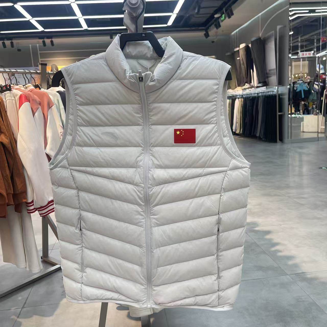安踏男国旗款2025冬季新款轻薄保暖百搭立领羽绒马甲152547953,淘宝优惠券,粉丝福利购,淘宝优惠卷