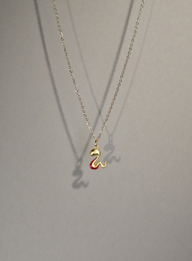 Cute运气红色蛇形吊坠项链