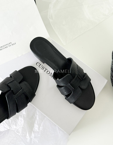 焦糖-夏季手工高级感h型百搭真皮压花粗跟穆勒露趾凉拖鞋（3cm） - 图1