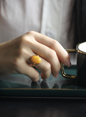 天然老蜡蛋面戒指S925纯银镶大戒面中性蜜蜡戒指鸡油黄老蜡供应链