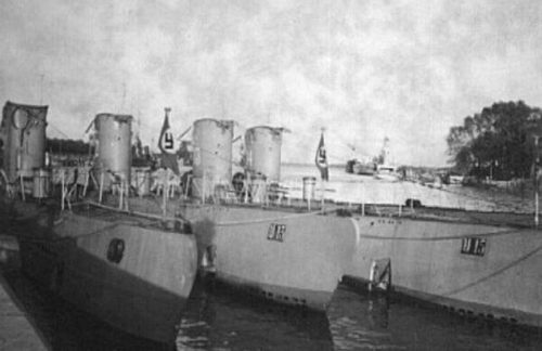 小号手模型拼装U型潜艇模型二战德国U511潜水艇2518.U571益智改装 - 图1